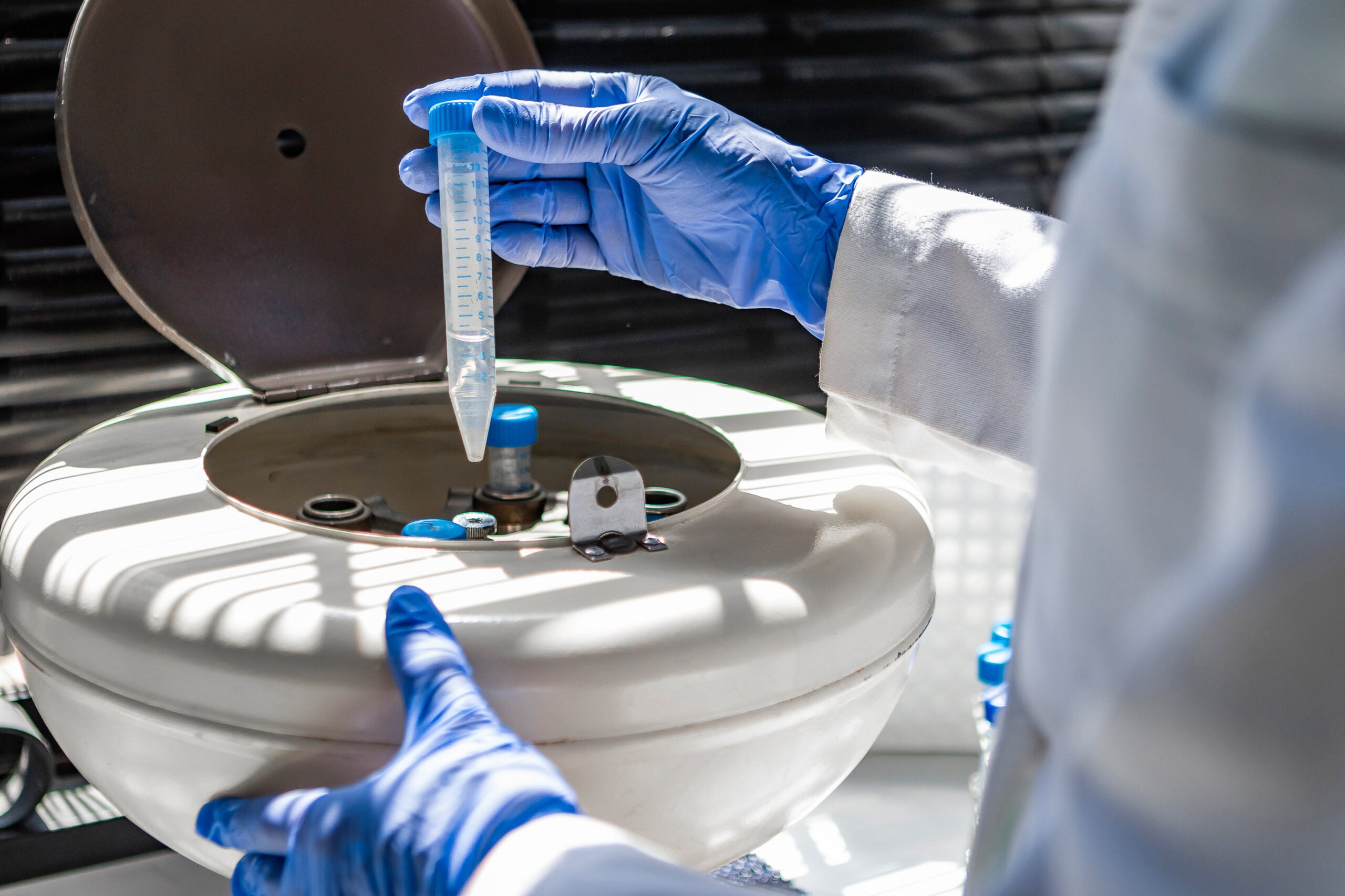 Equipo en entorno de laboratorio farmacéutico